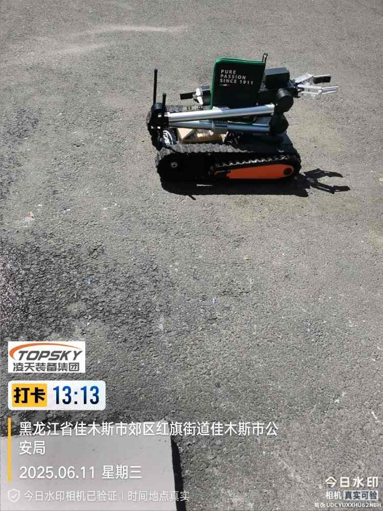 1762150738875453.jpg 排爆機(jī)器人單擺臂驗(yàn)收1.jpg