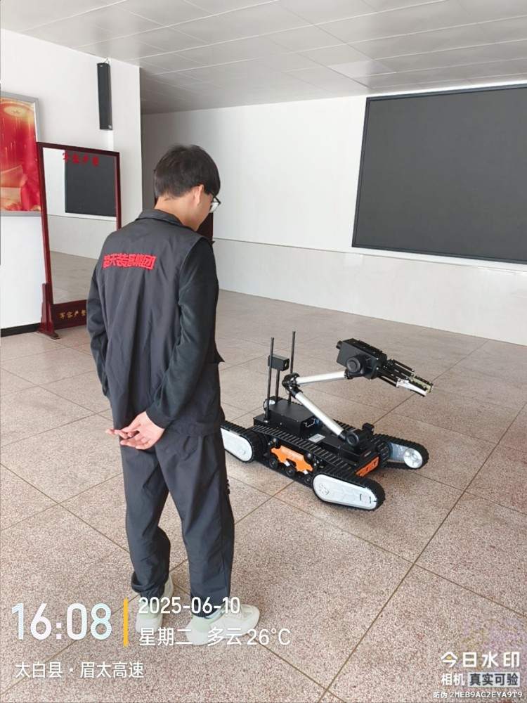 1762154958655701.jpg 雙擺臂排爆機(jī)器人驗(yàn)收1.jpg